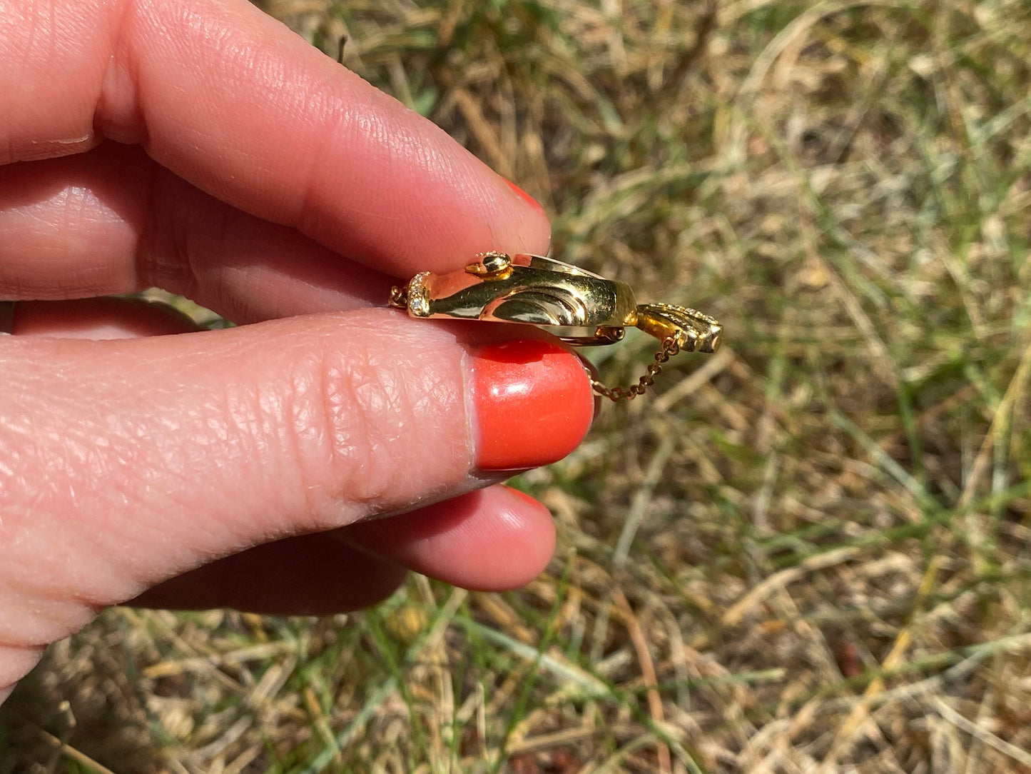 18k yellow gold diamond moving articulated fishpendant shaker locket | Fins/tail flap, diamondsmove | Similar to Chopard Moritz Glik