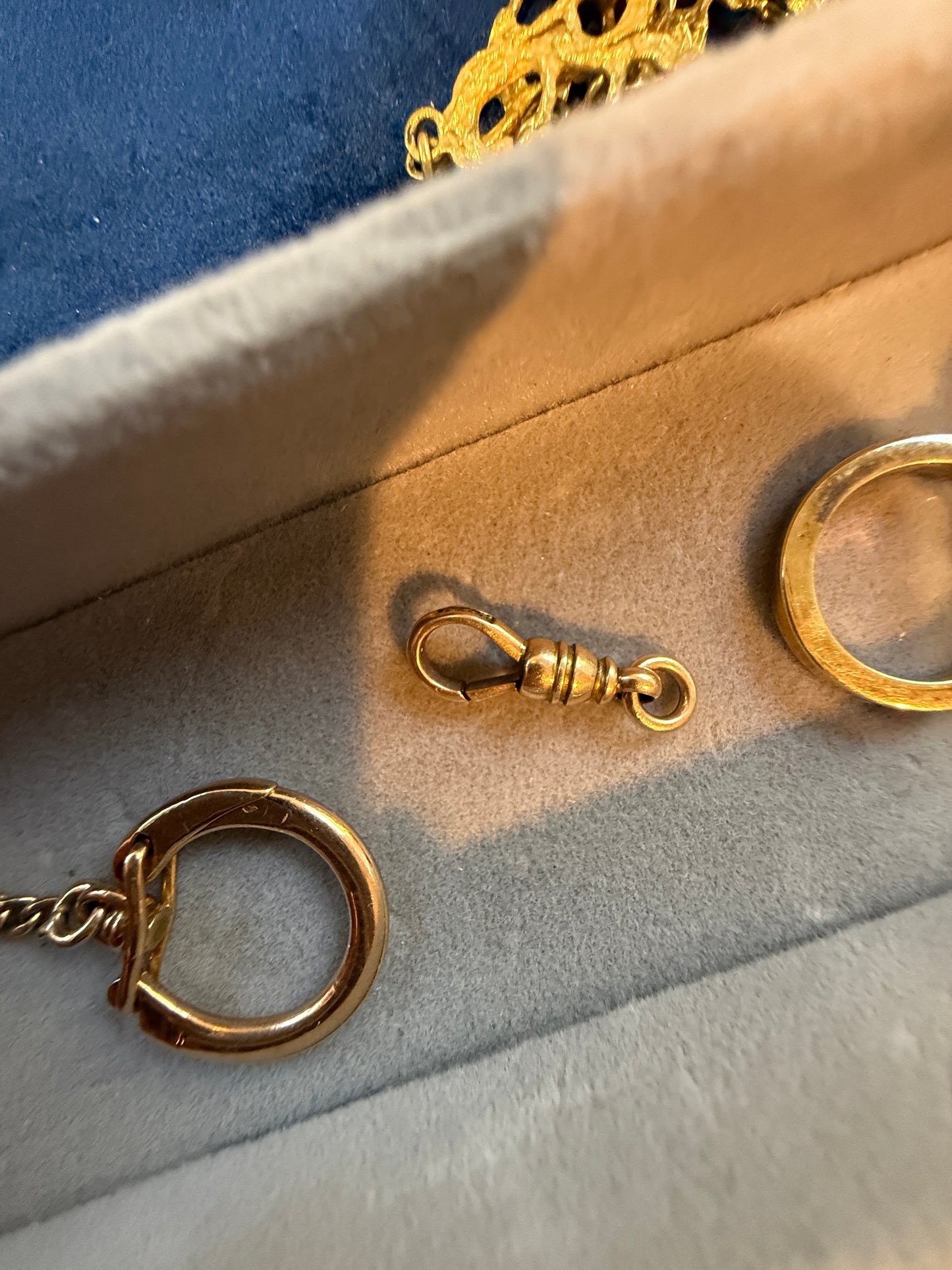 Antique 15k Dog Clip