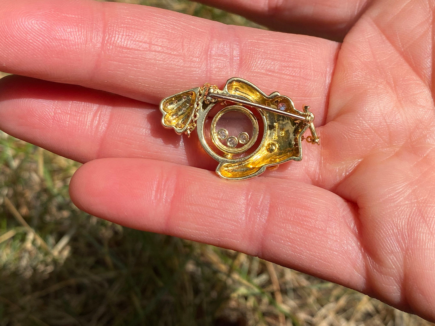 18k yellow gold diamond moving articulated fishpendant shaker locket | Fins/tail flap, diamondsmove | Similar to Chopard Moritz Glik